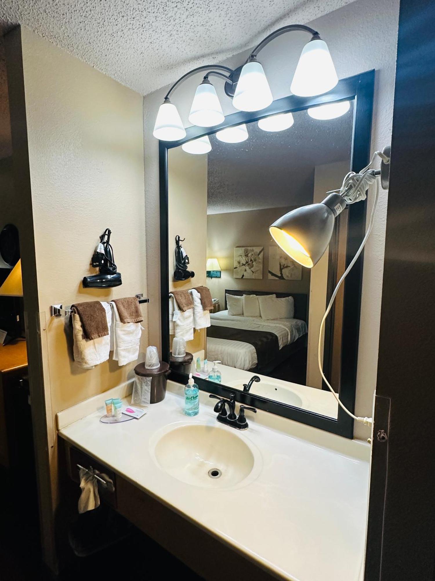 De Smet Super Deluxe Inn & Suites Luaran gambar
